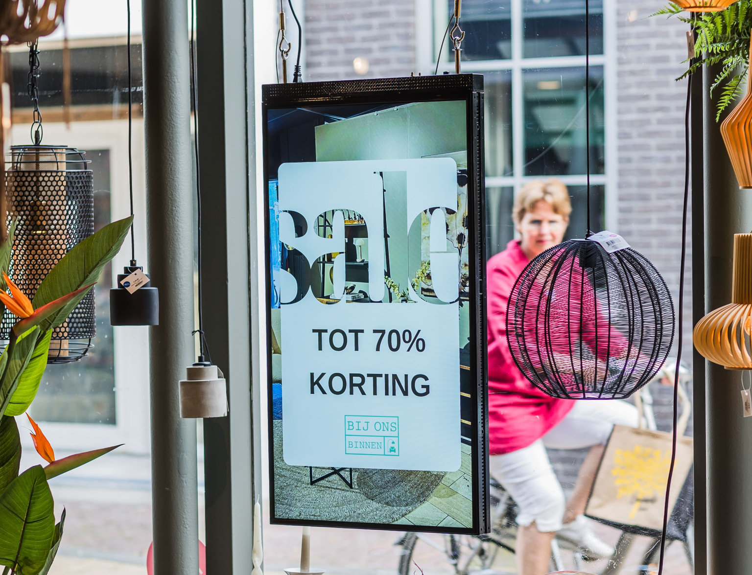 Attract attention with window displays from PixioDisplay!