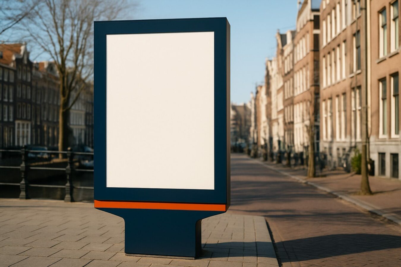 Heldere outdoor digital signage display in direct zonlicht op een Nederlandse straat, goed leesbaar beeld op de display