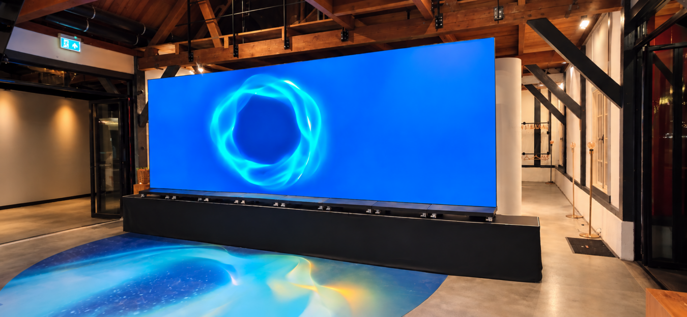 PixioDisplay Videowall met verhoogd podium op een eventlocatie