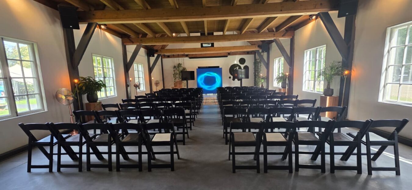Presentatieruimte met digitaal scherm tijdens het Concentrix bedrijfsevent