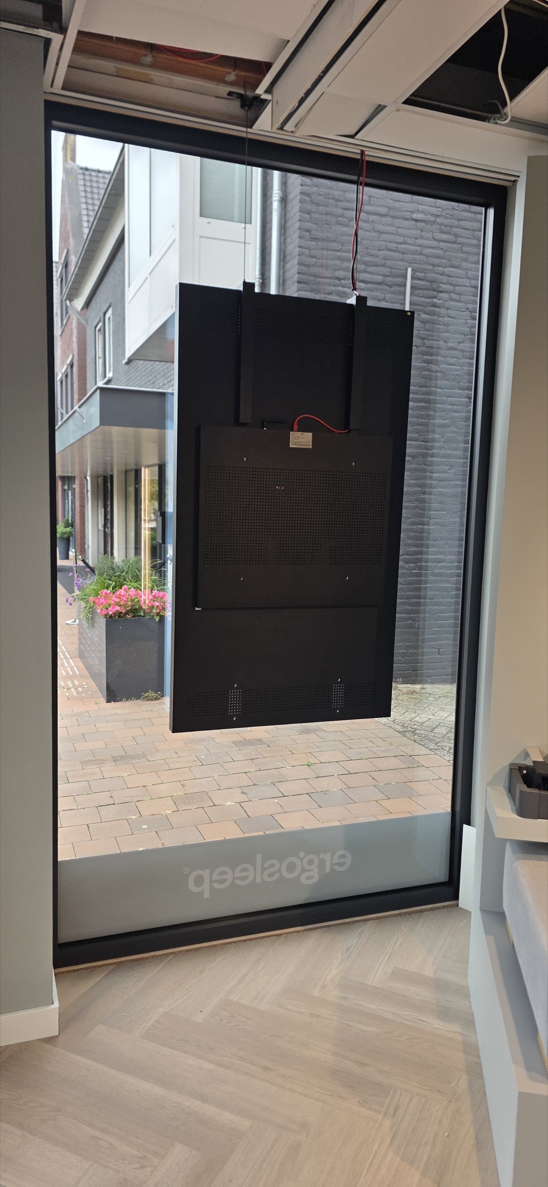Achterzijde van het hangende etalagedisplay bij Ergosleep