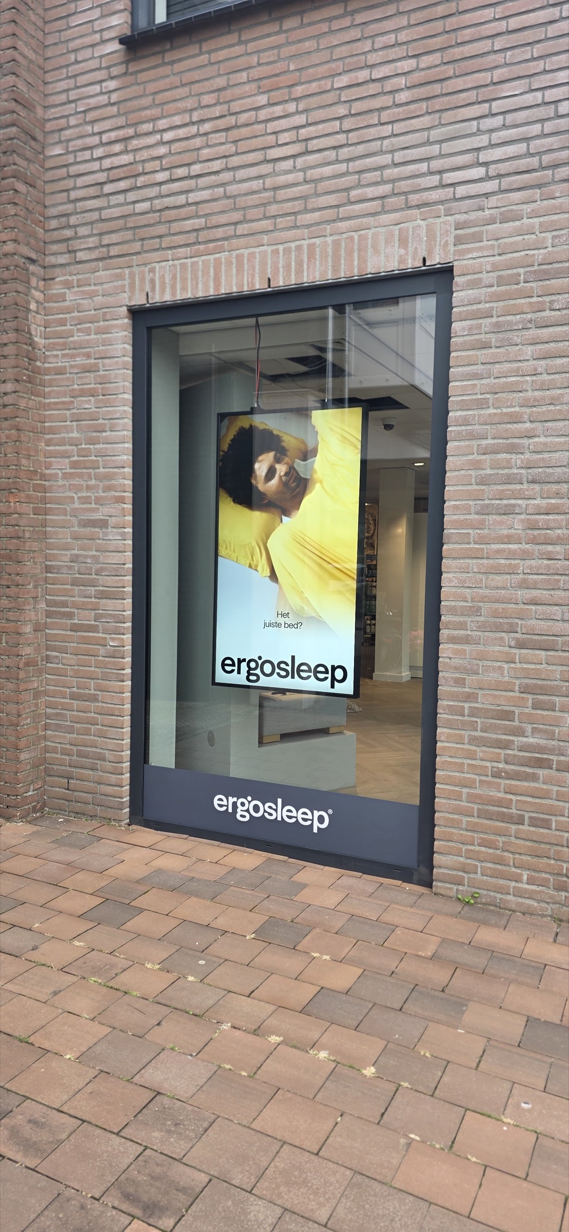 Dubbelzijdige PixioDisplay Window in de etalage van Ergosleep